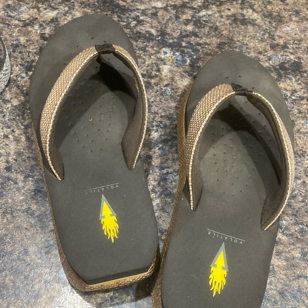 Volatile tweed sandals.